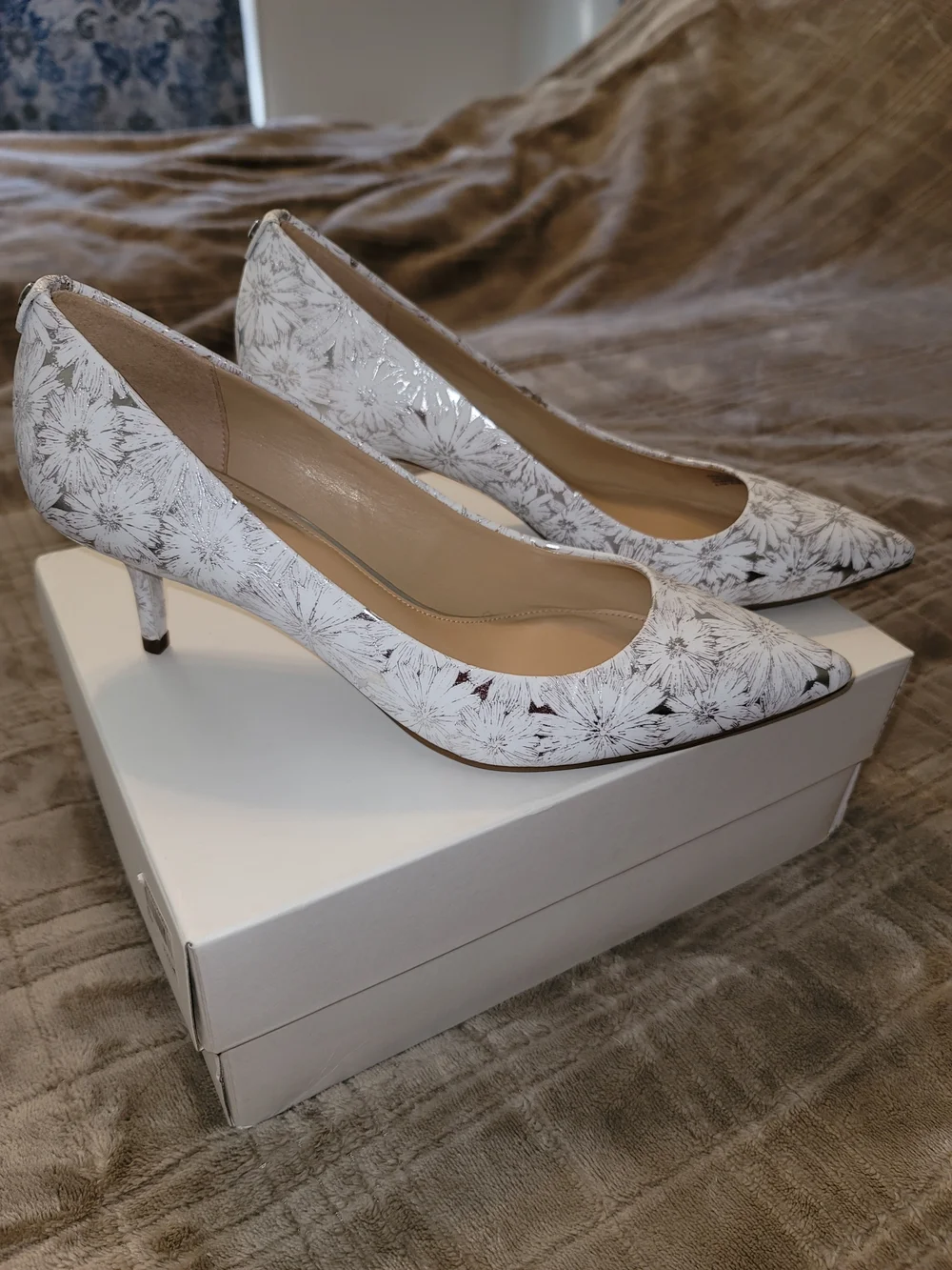 Michael Kors White Floral Pointed Toe Kitten Heels - Picture 2 of 5